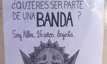 “¿Quieres ser parte de una banda?”; el cartel de una leonesa que se ha hecho viral
