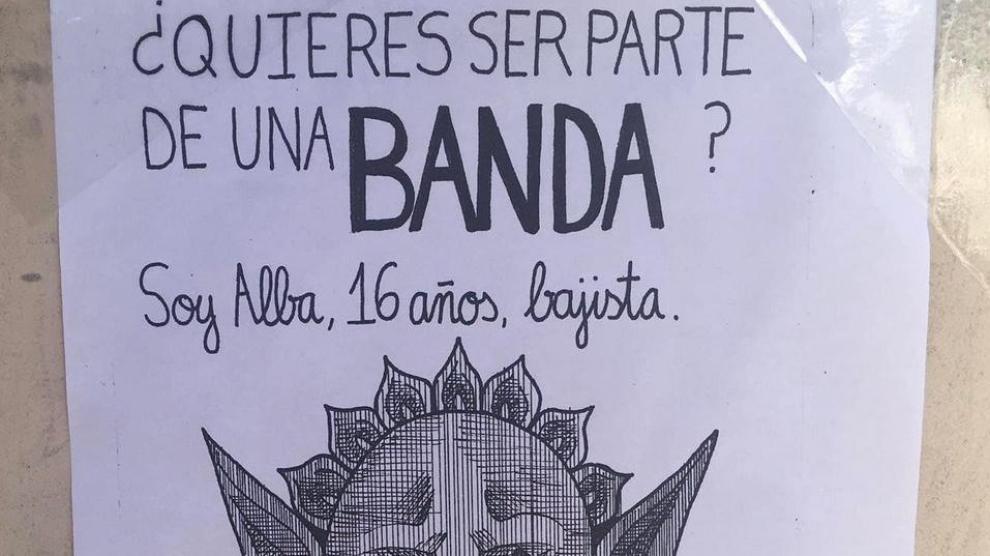 “¿Quieres ser parte de una banda?”; el cartel de una leonesa que se ha hecho viral