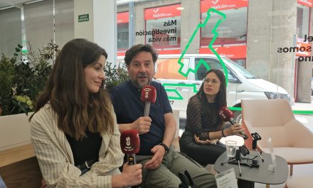 Manos Arriba se traslada a la AECC León para conocer el valor de la ciencia que salva vidas
