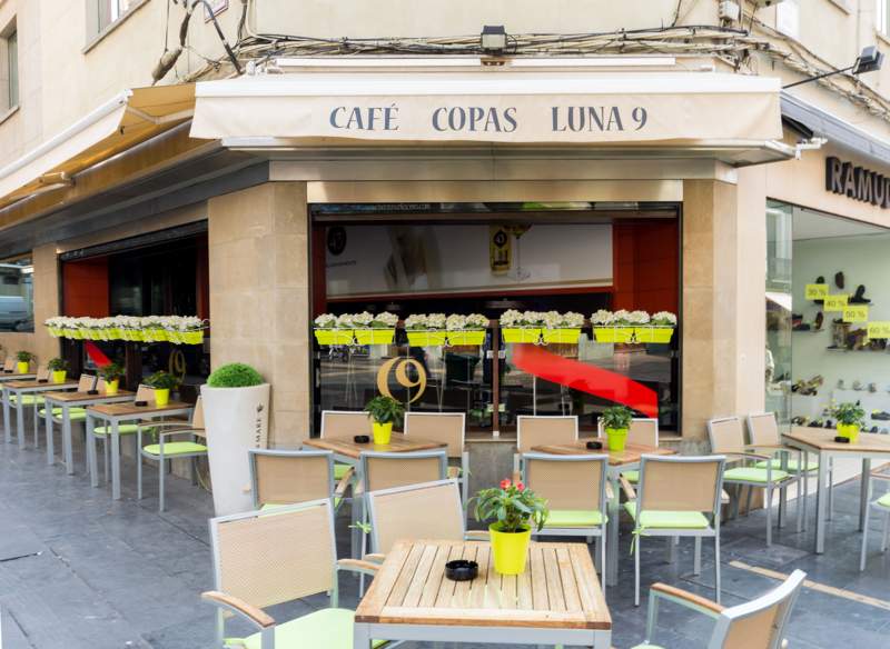 El Café Copas Luna 9 consolida su éxito en el centro de León tras dieciocho años de trayectoria