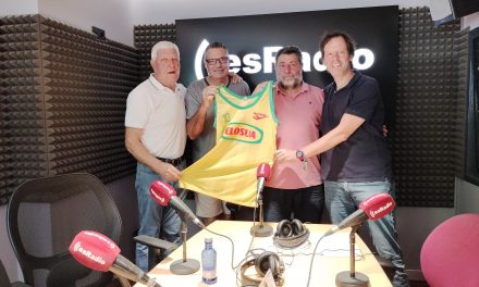 El baloncesto leonés recuerda su época dorada con la visita de Xavi Fernández a la capital
